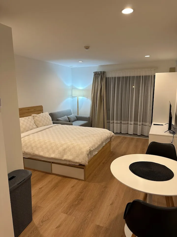 Stylish Studio in Ellerslie