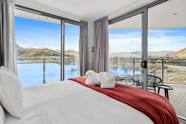 Sunlit Serenity, Lakefront Apartment