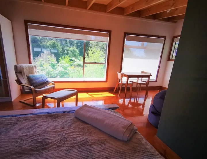 Sunny en-suite studio loft with private entrance