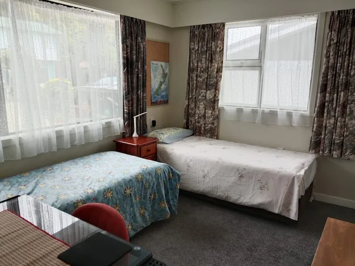 Sunny Kingston retreat. Quiet & Senior Friendly.
