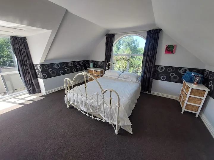 Sunny large room/ensuite in 500sqm home near beach