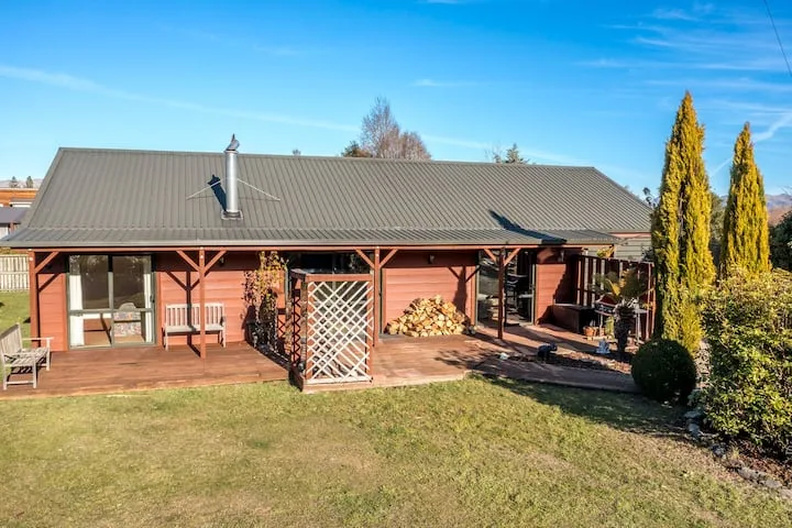 Sunny Mountain-View Retreat