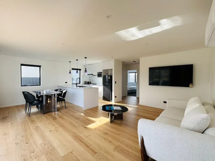 Sunny Oasis 2BR 2Bath Holiday Apartment