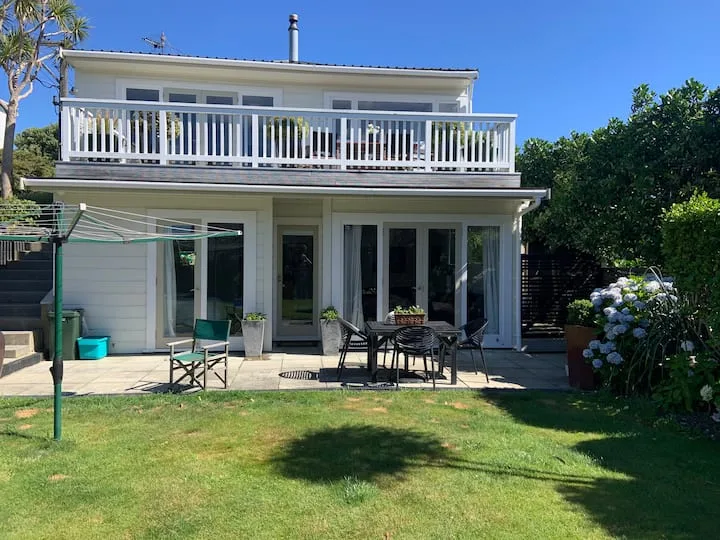 Sunny, private 2 bedroom studio, sleeps 4