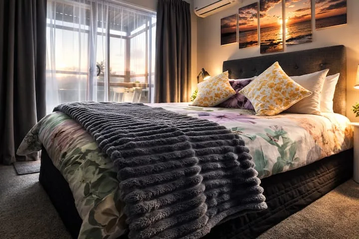 “Sunny Pukete Studio with Wifi Kitchenette & Deck”