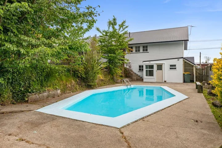 Sunny Springfield Getaway – Pool & Prime Location