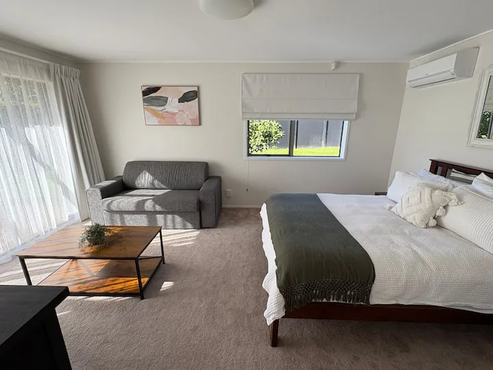 Sunny studio with kitchenette in Farm Cove