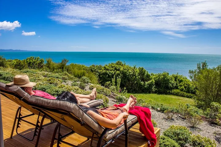 Sunrise Apartment, Golden Bay "Beachfront Heaven"