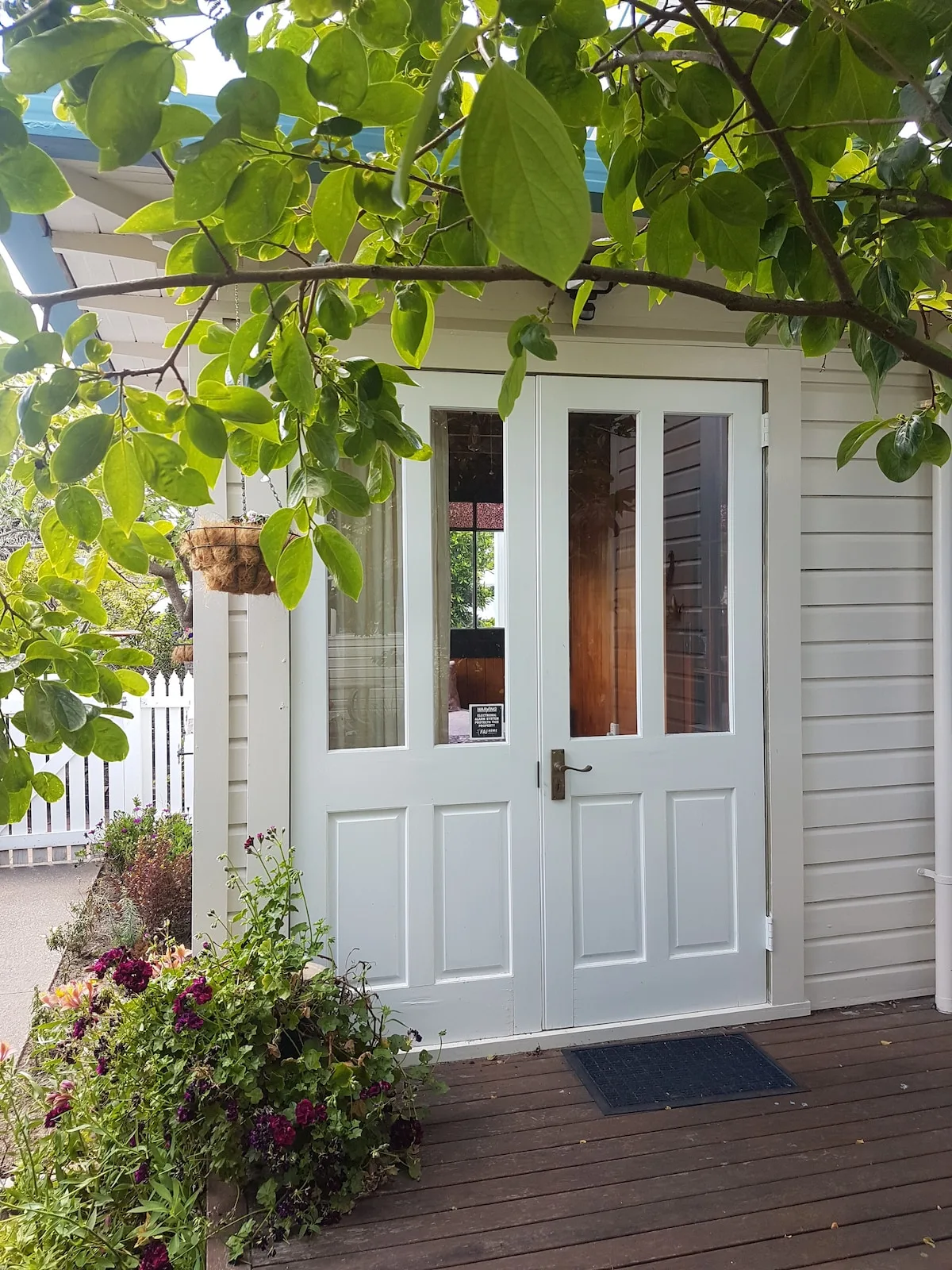 Sunroom for 1 near town and McLean Park