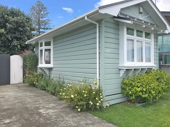 Sweet Pea Cottage, just minutes to beach and city.