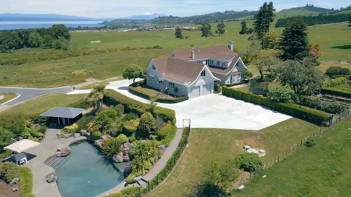 Taupō Retreat for groups w/ Pool, Spa & Lake Views