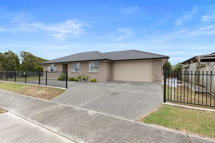 Tauranga - Blue View Holiday house -4 bedrooms