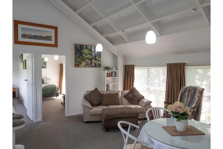Tawa Retreat - Wellington Holiday Home
