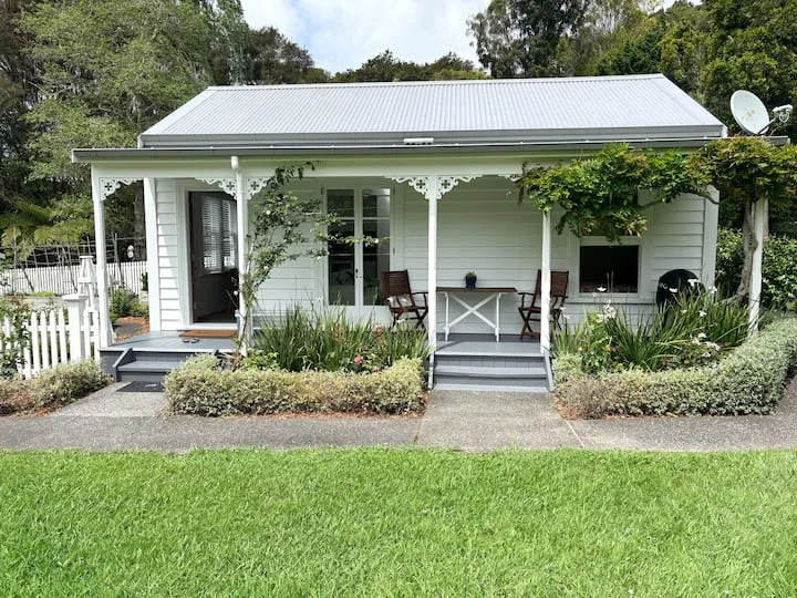 The Cottage: A Sensational Titirangi Retreat