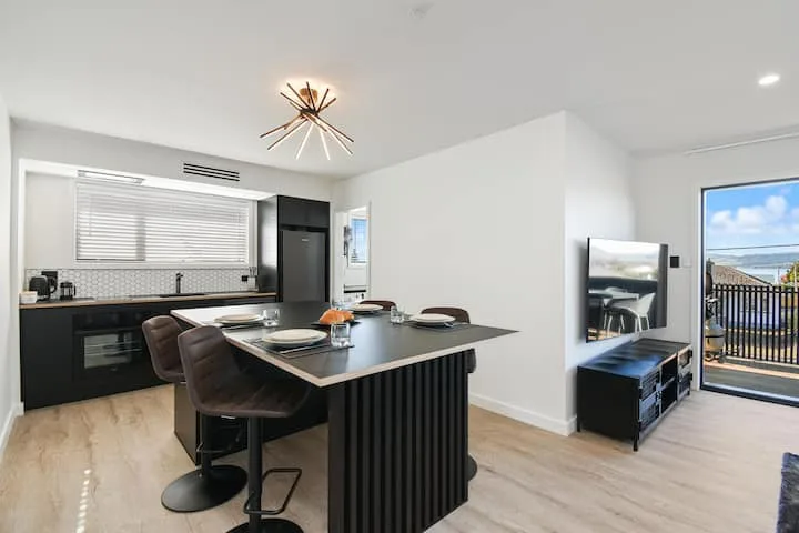 The Fairlady | Stylish & Warm with Lake Views!