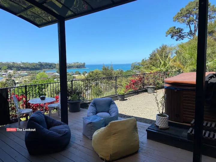 The Lookout-Lovely apartment-Sea views/ hot tub