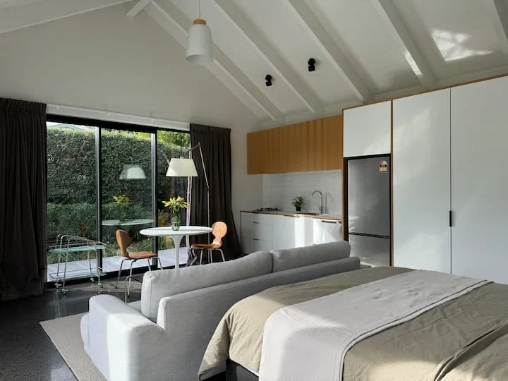 The Modern Warm Studio close to Bayswater Ferry
