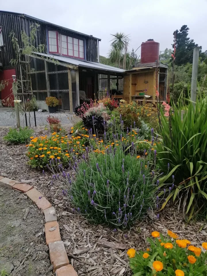 The Off-Grid Barn Retreat !