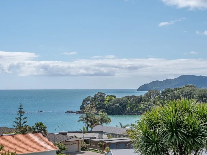 Top Apartment with Sea Views & Beach Access