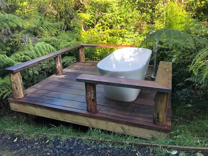 Treehouse with beautiful outdoor bath