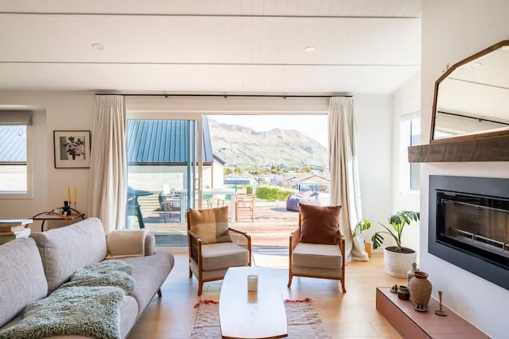 Two bedroom modern cottage with lake views