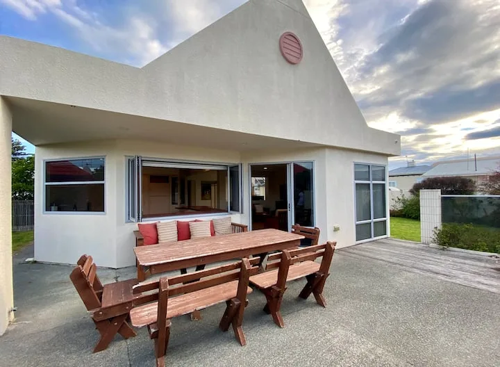 Ultimate location Beach CBD - Spacious & Seperate