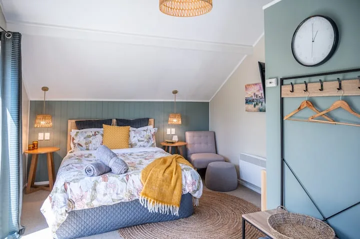 Urban Oasis: Modern, Cosy & Stylish with Spa