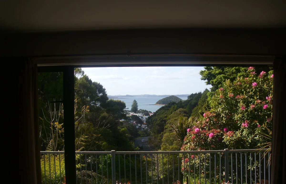 VERY PRIVATE STUDIO SUPER VIEWS OWN ENTRANCE