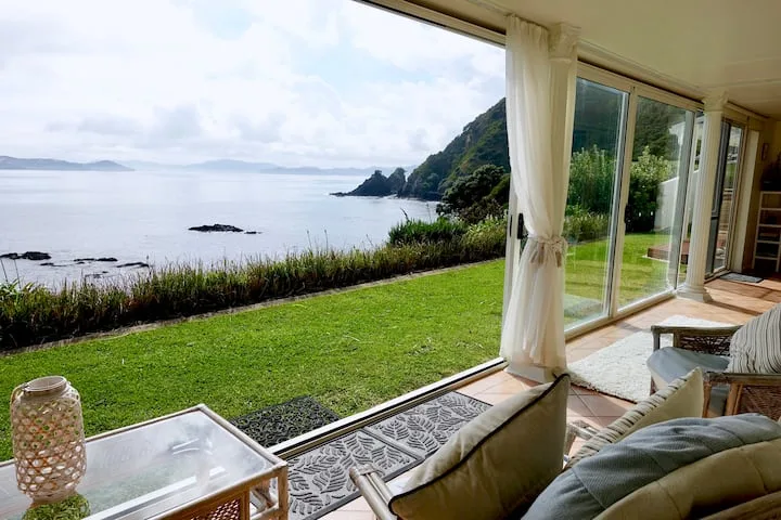 Villa du Fresne - Waterfront, Privacy and Views