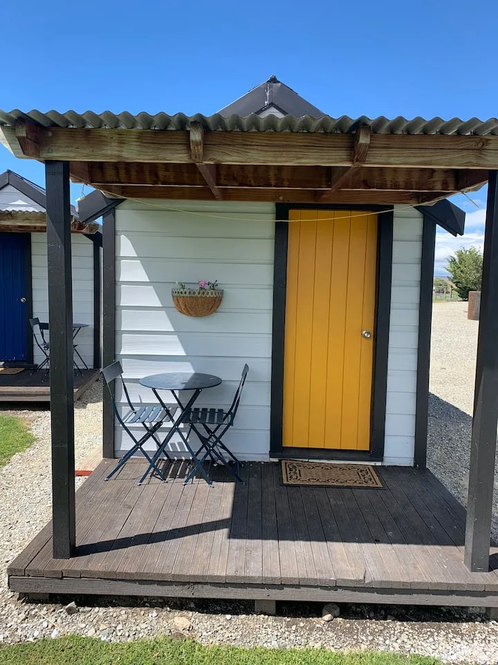Wedderburn farm stay- yellow cabin queen