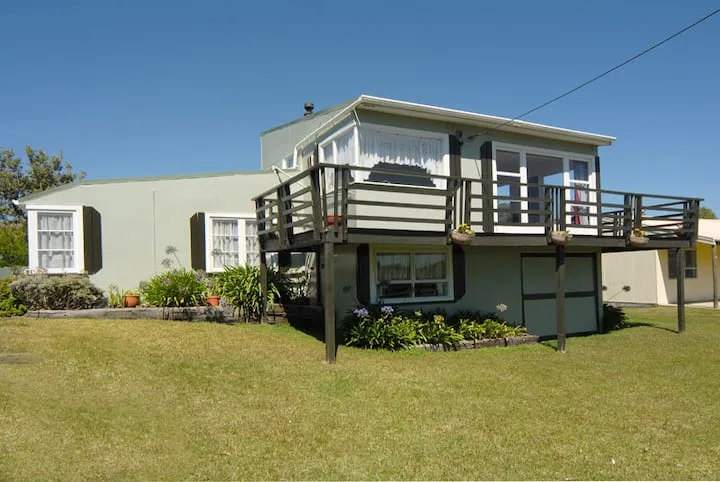 Well-equipped classic kiwi bach across from beach