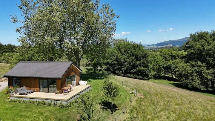 Wildberry Cottage - Modern Country Escape