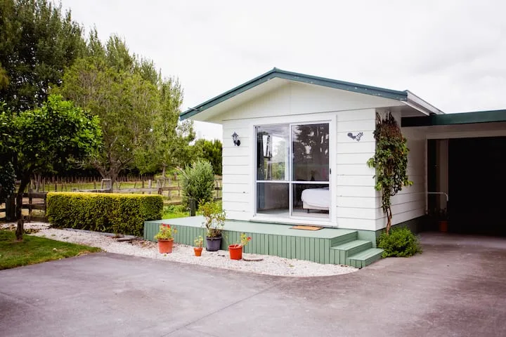 Willow Creek cottage, farm stay.