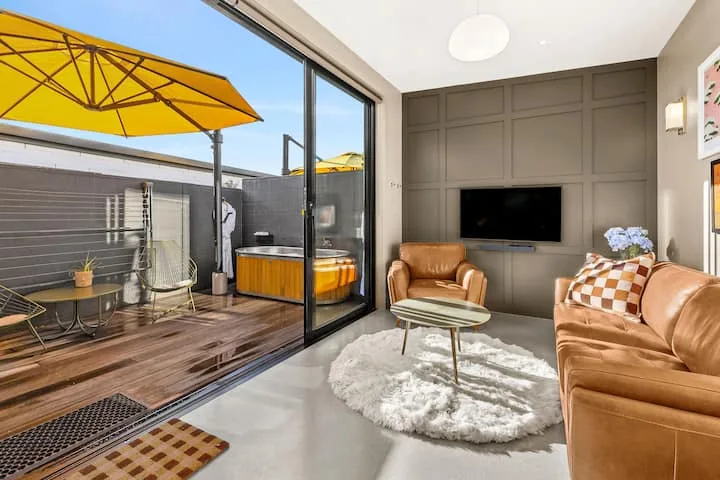Yellow Pots Apartment C, luxurious outdoor bath